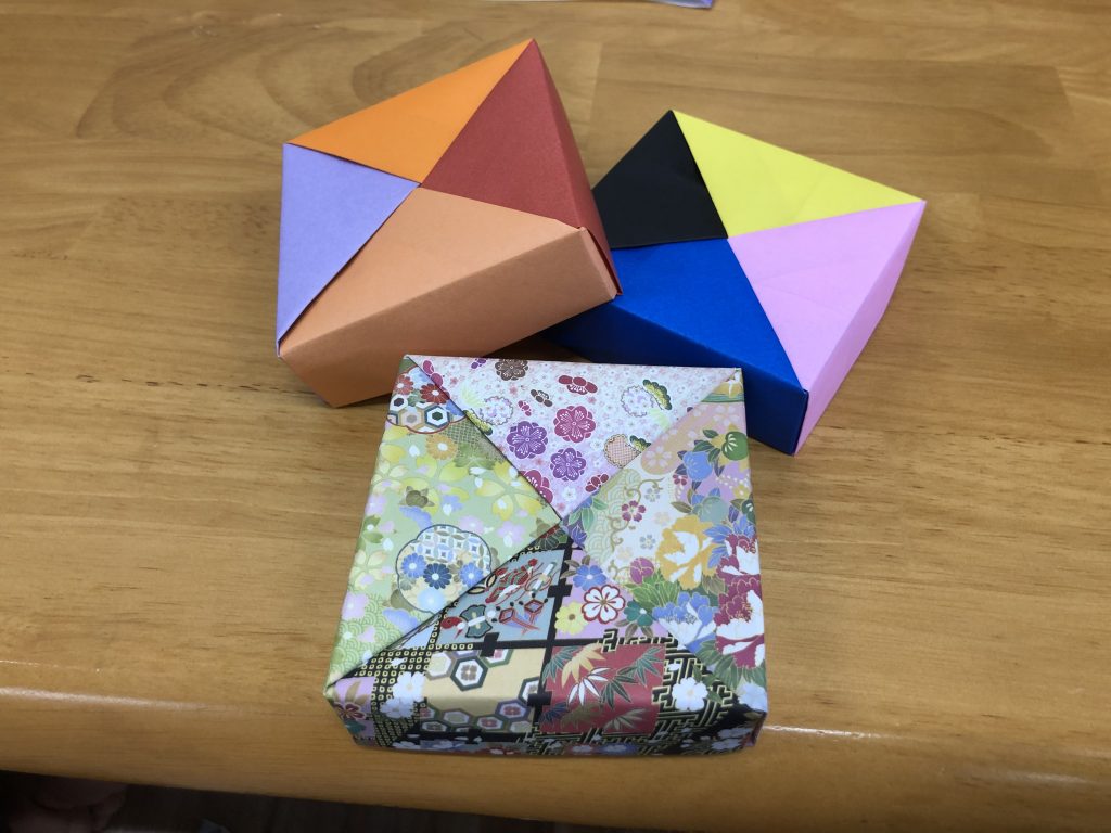 室内レク
折り紙で箱を作りました。
写真はこどもが作ったものです!!